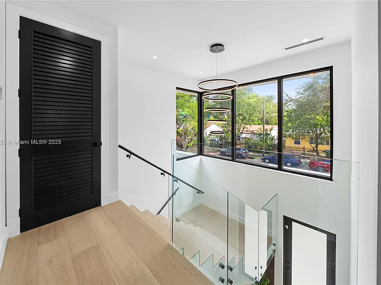 550 NW 42nd St — Photo 38