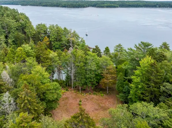 18 Birches Drive, Boothbay, ME 04537