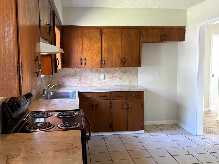 703 Hereford Dr — Photo 4