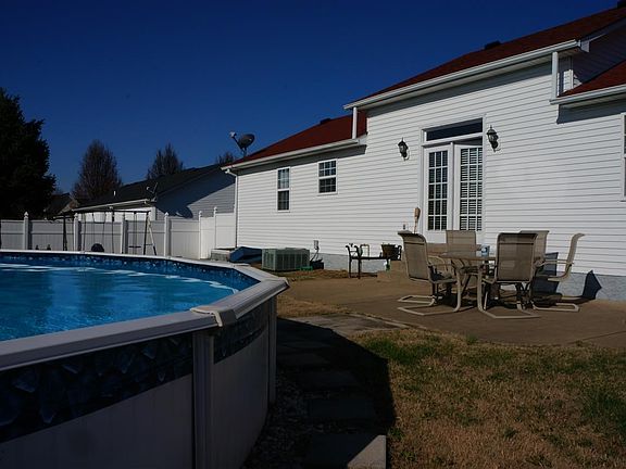 3rd image of 195 Phelps Ct