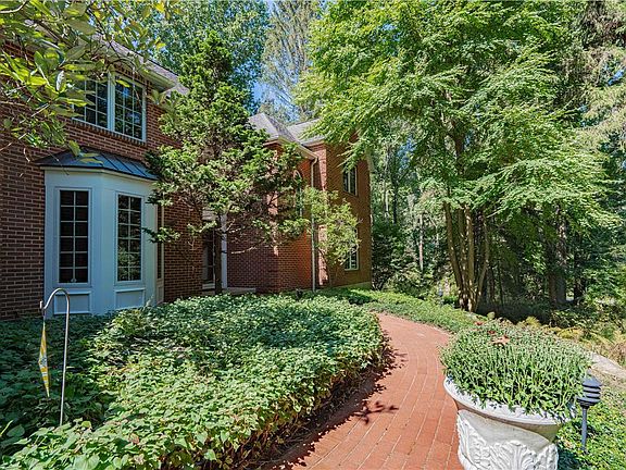 5th image of 240 Pine Manor Dr