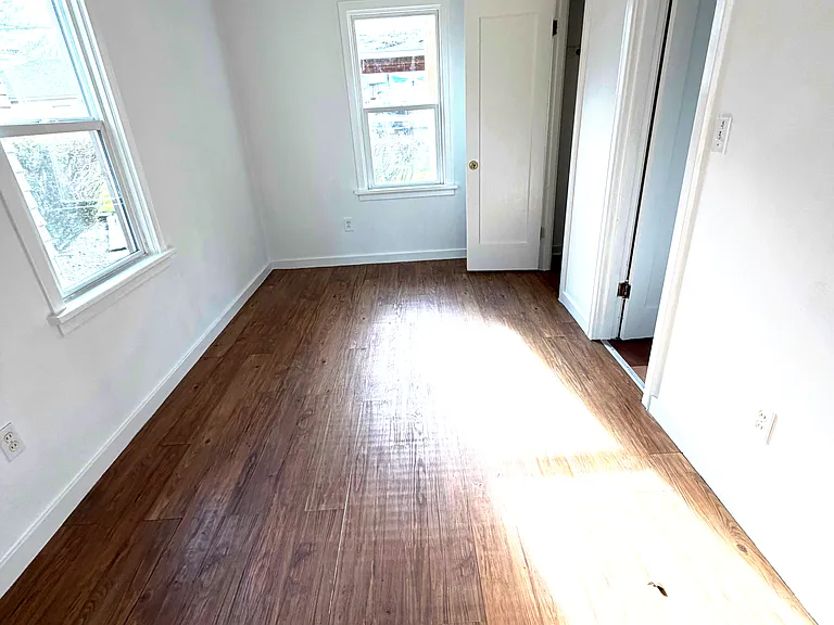 210 E Oak St — Photo 7
