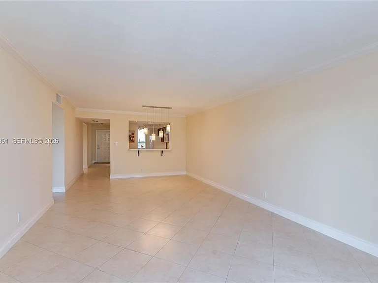 545 SE 12th St #305 — Photo 13