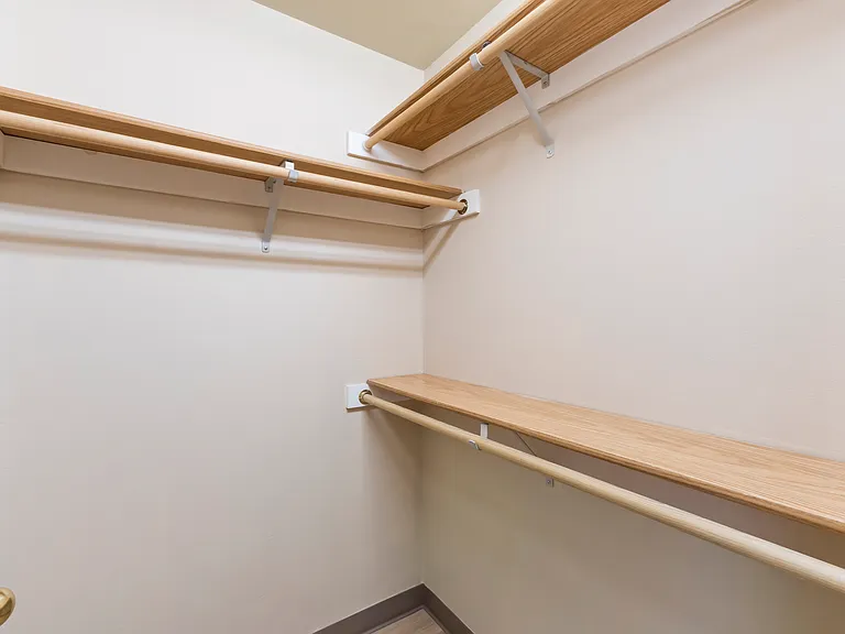 Ashton Apartments — Photo 98