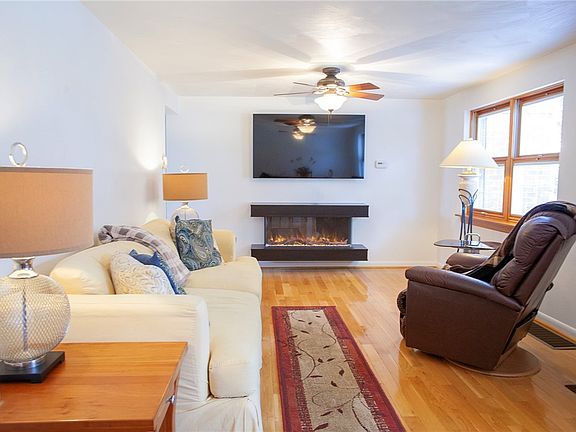 5th image of 25 Meadowbrook Ave