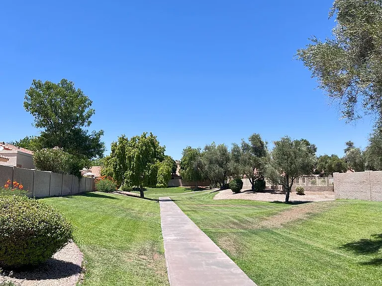 40 W Sarah Ln — Photo 22