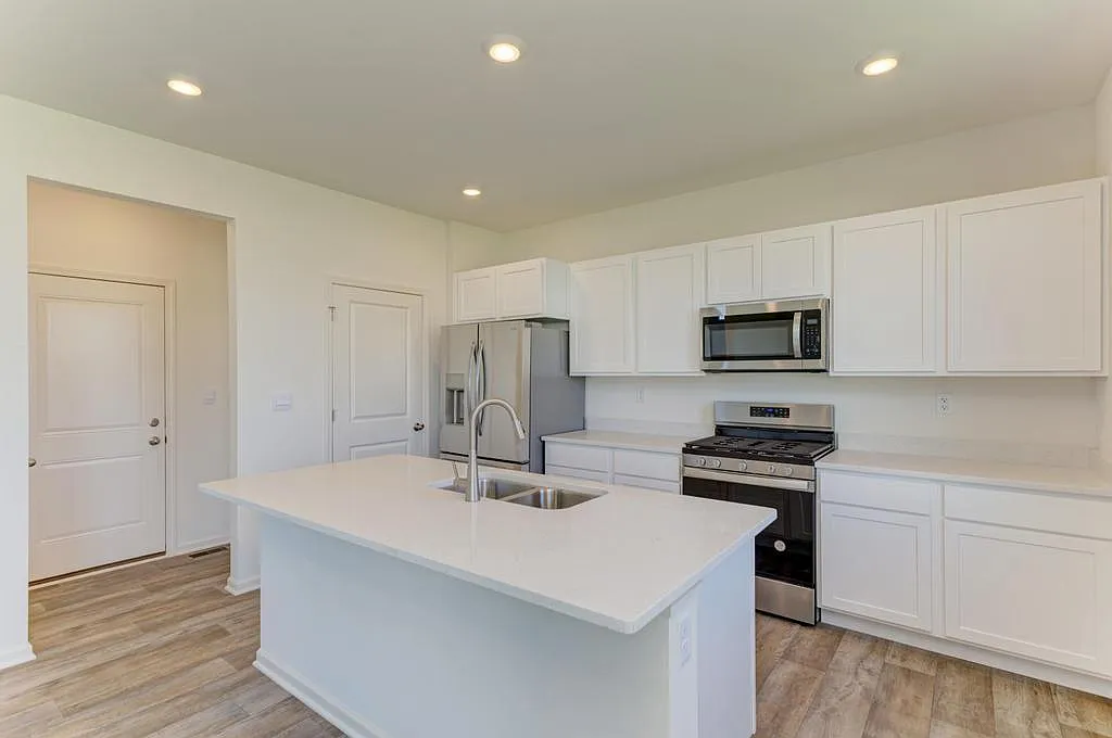 5 bed, 2.5 bath, 2051 sqft, $4,200 — Photo 4