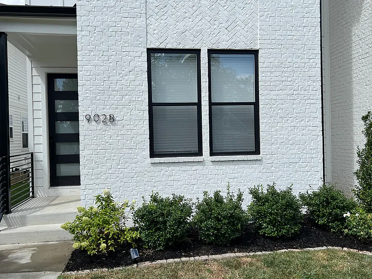 902B Knox Ave — Photo 3