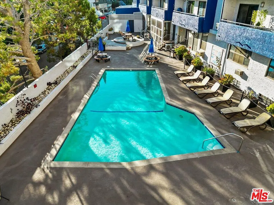 2 bed, 2.0 bath, 1043 sqft, $4,400 — Photo 2