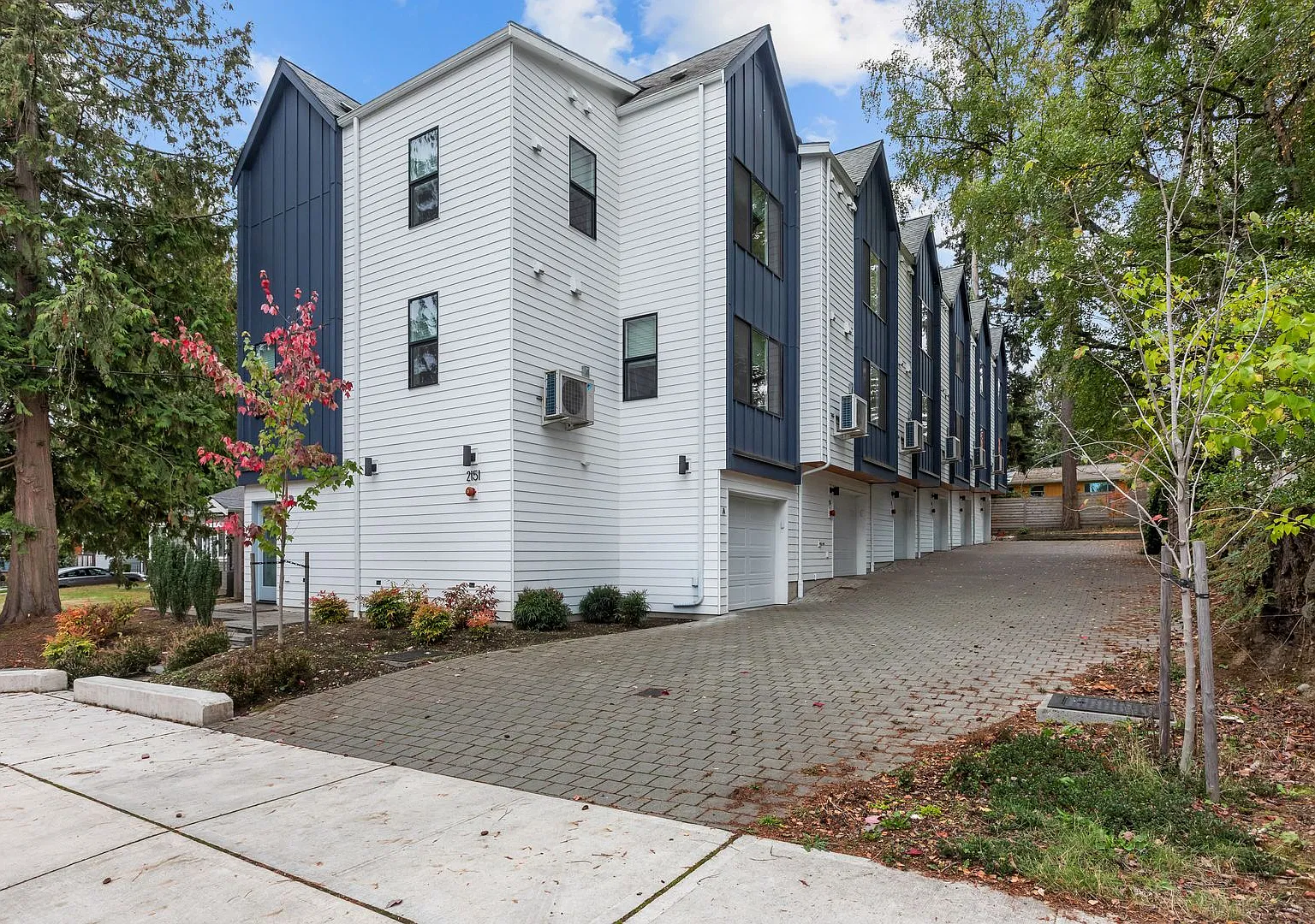 Modern 3-Bedroom Townhome in Shoreline — Photo 2