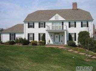8 Robin Ct, Glen Cove, NY 11542