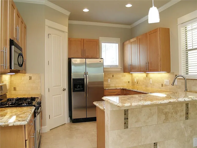 303 Zennia St — Photo 4