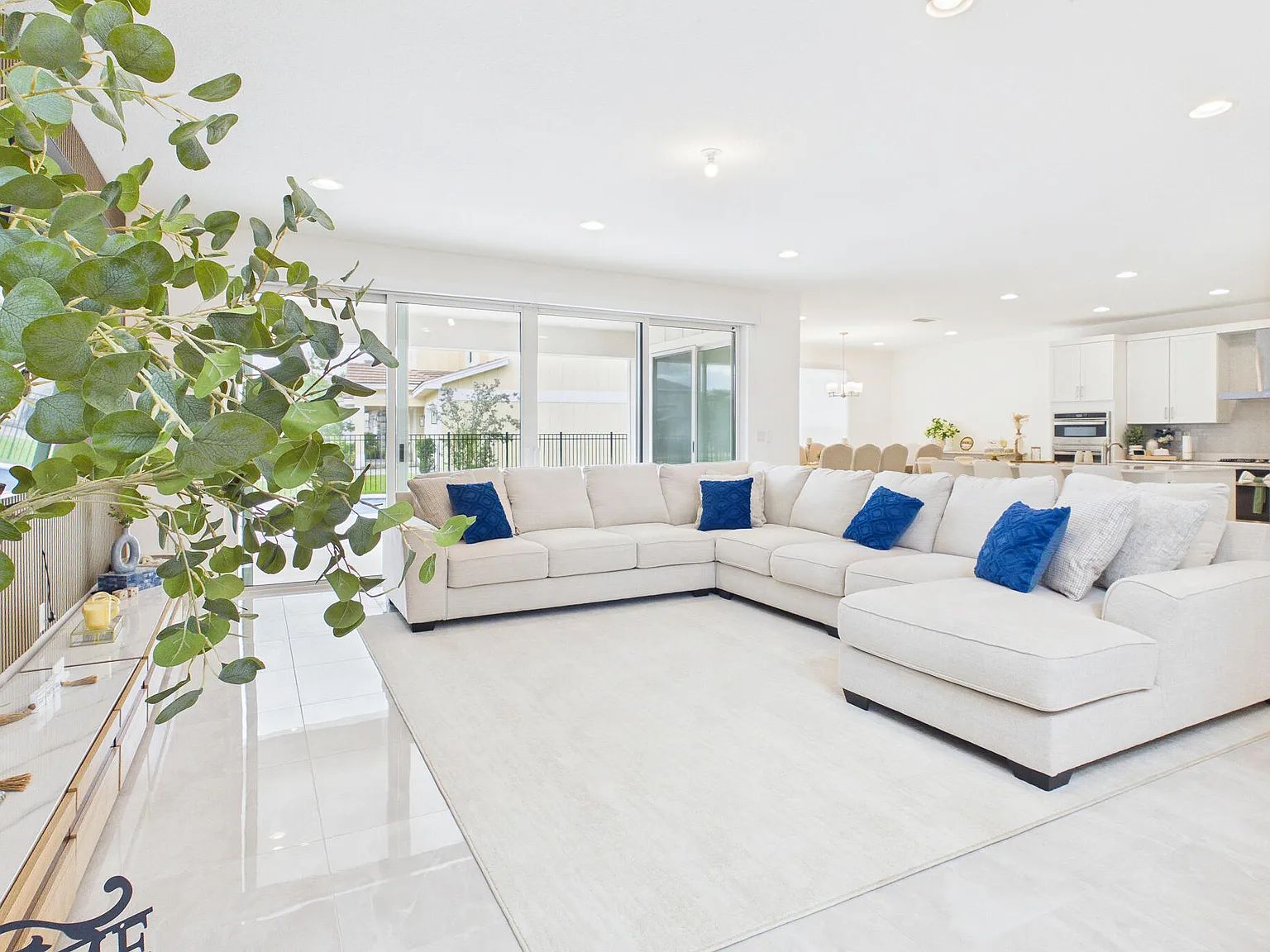 5 bed, 5.0 bath, 3299 sqft, $7,990 — Photo 3