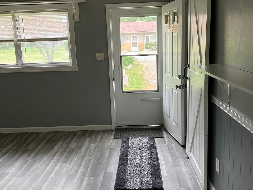 Entrance way into apartment