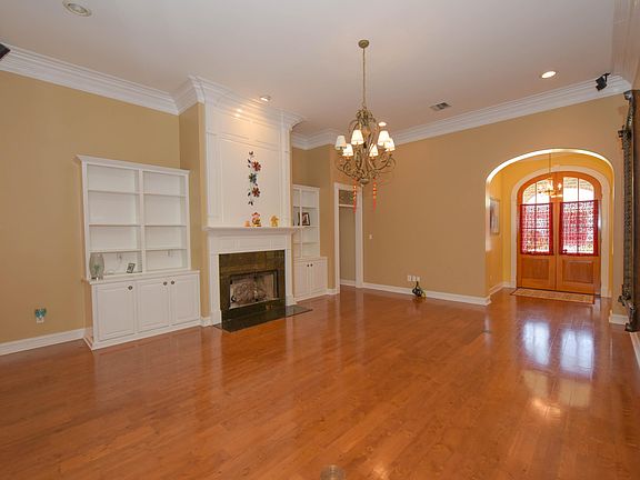 5th image of 108 Lockeport Cir