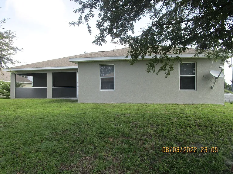 2718 SW 3rd Ln — Photo 3