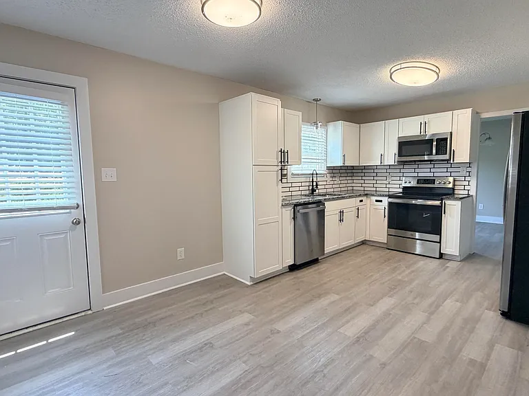 220 Branchwood Dr — Photo 8