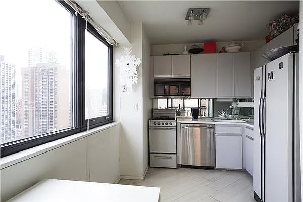 Sold by R New York | media 7