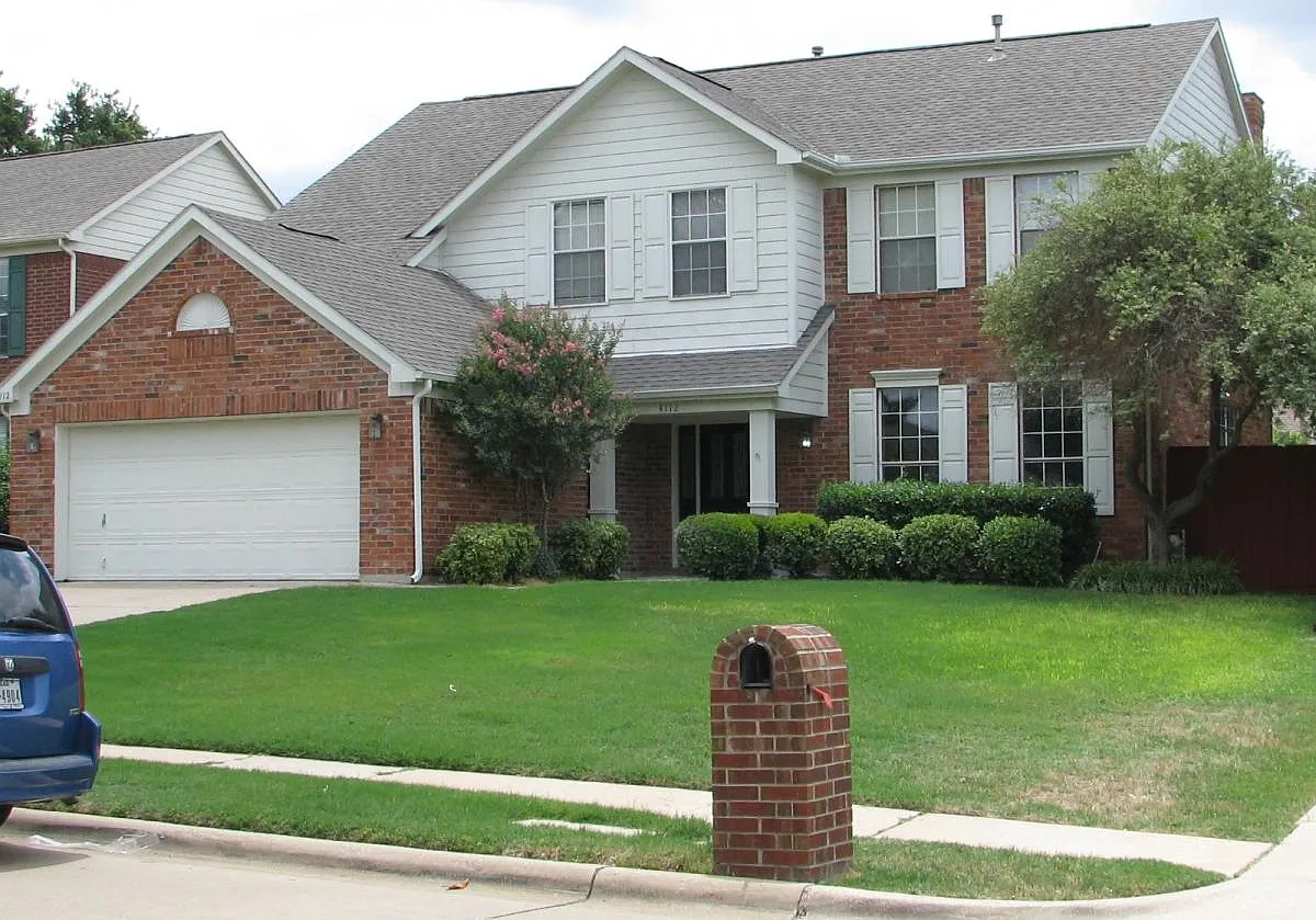 5 bed, 2.5 bath, 3025 sqft, $3,200 — Photo 1