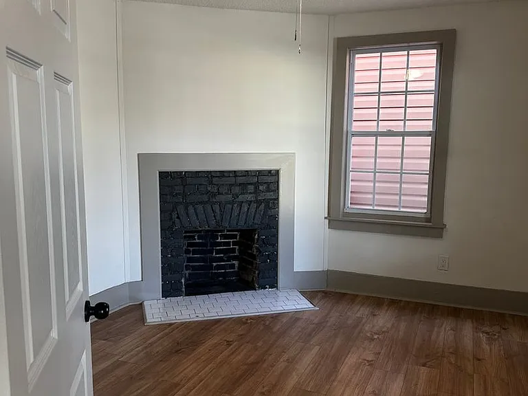 915 W Victory Dr — Photo 3