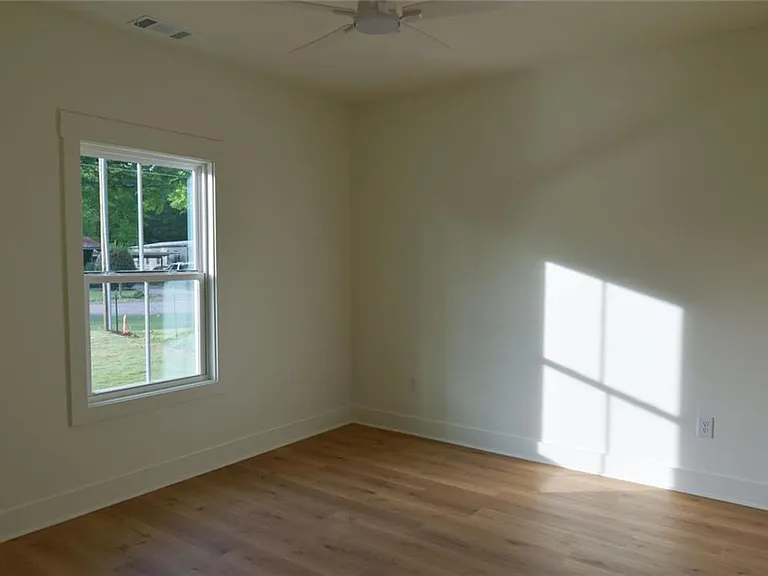 1070 Moreland Dr — Photo 14