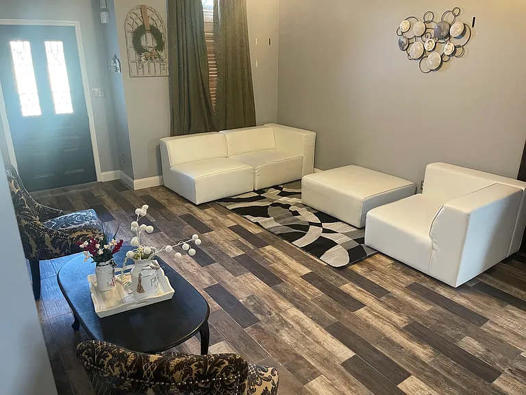 1504 Pemberton Ln — Photo 4