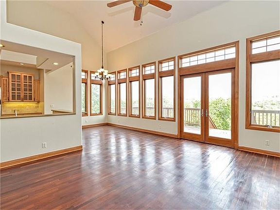 3rd image of 10512 Lake Park Dr