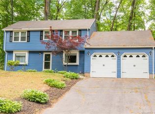 33 Burnwood Dr, Bloomfield, CT 06002