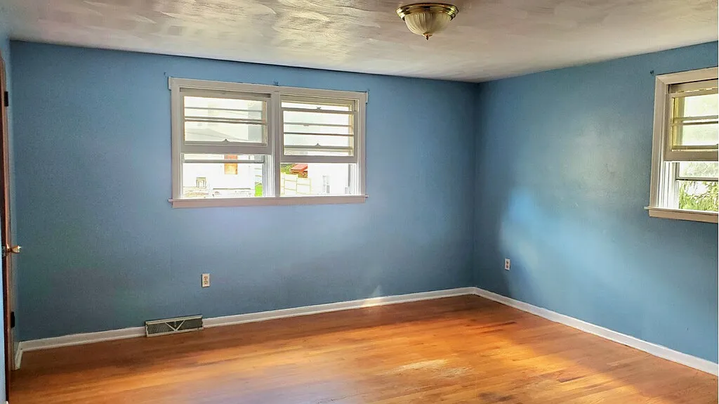 323 N Arthur Ave — Photo 2