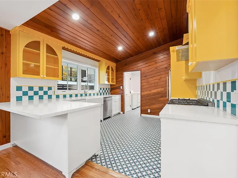 2549 N Beachwood Dr — Photo 4