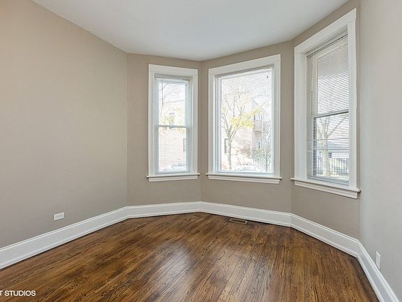 3rd image of 909 N Leavitt St APT 1F