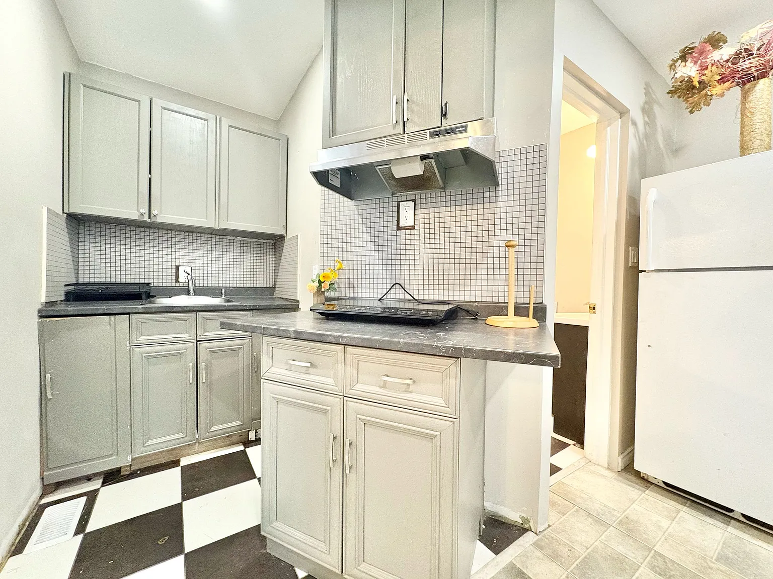2 bed, 500 sqft, $1,700 — Photo 3