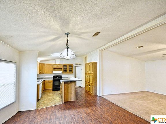 4th image of 582 Woodcreek Cir