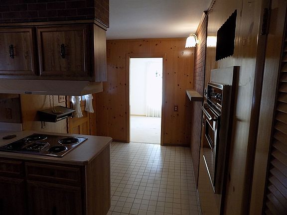 2nd image of 870 W 51st St