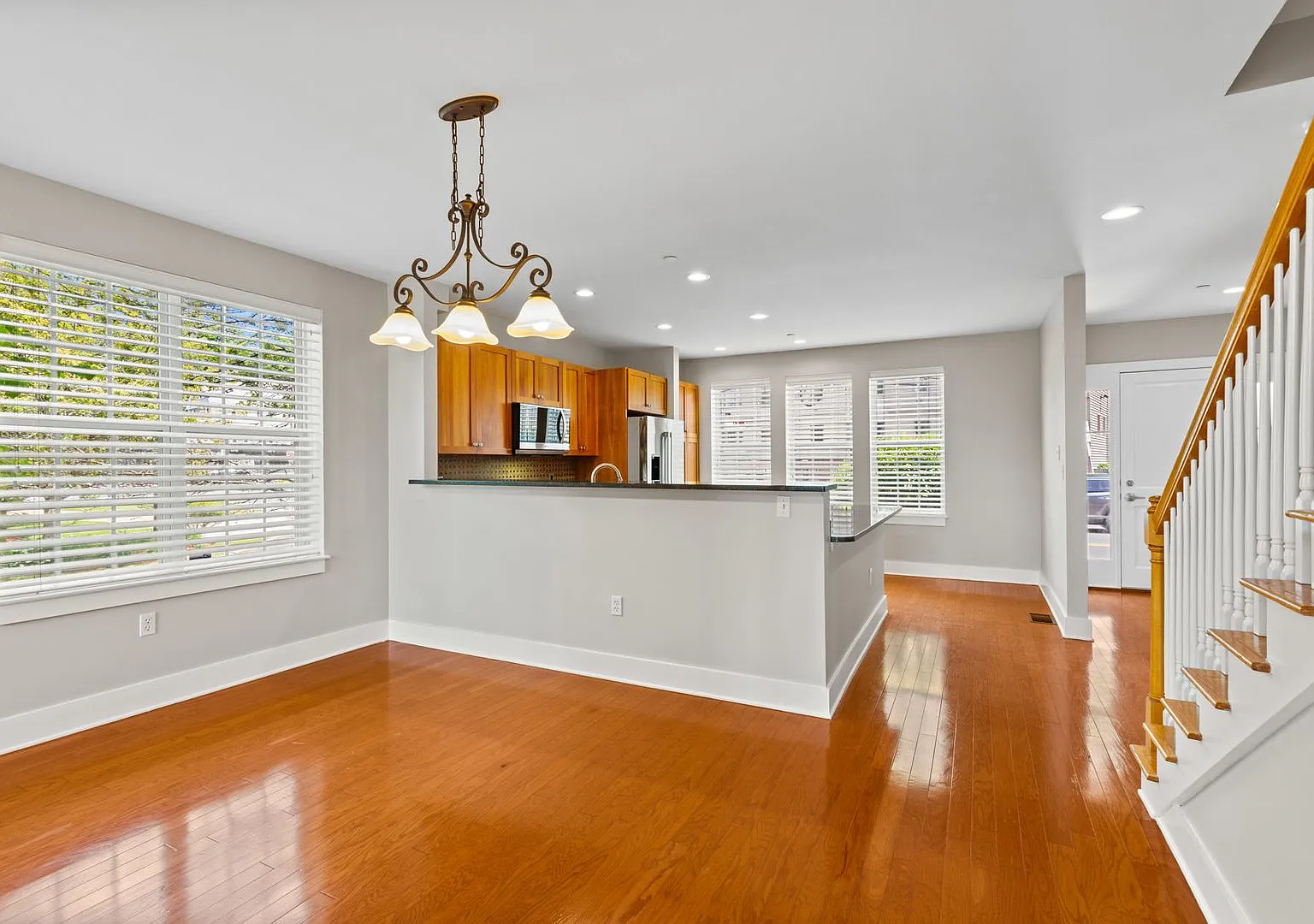 Private, light filled end unit townhome: 3 bed, 2.5 bath, 2,400 sq ft — Photo 4