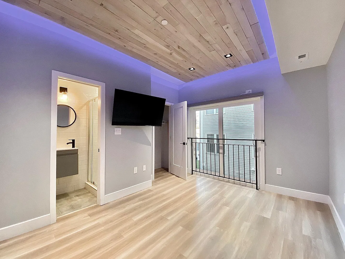 Brand-New 5 Bed/5.5 Bath House With Rooftop And Backyard. Utilities Included! — Photo 3