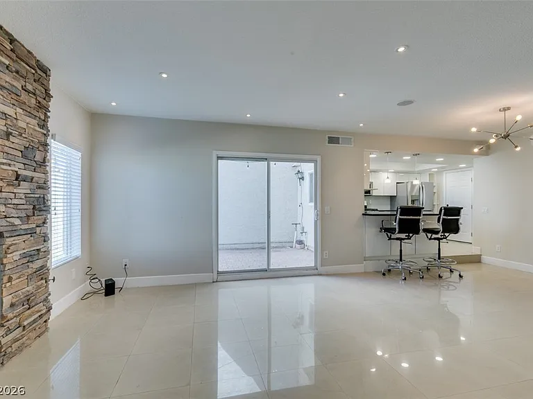 5046 Schumann Dr — Photo 10
