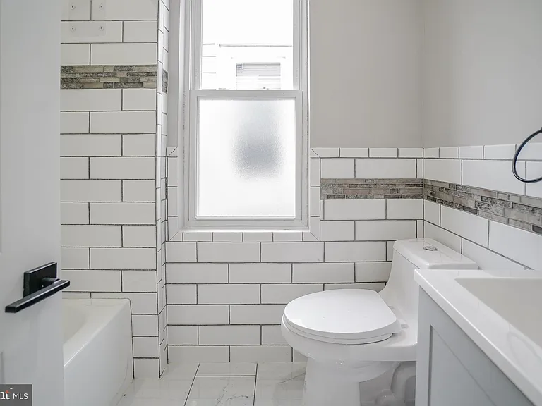 1535 W Seltzer St — Photo 25