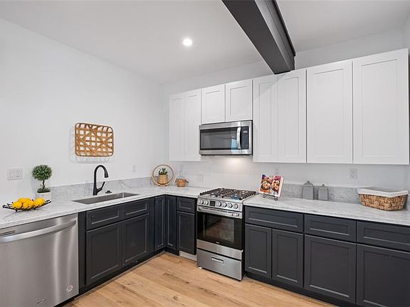 2nd image of 373 Victoria St #3