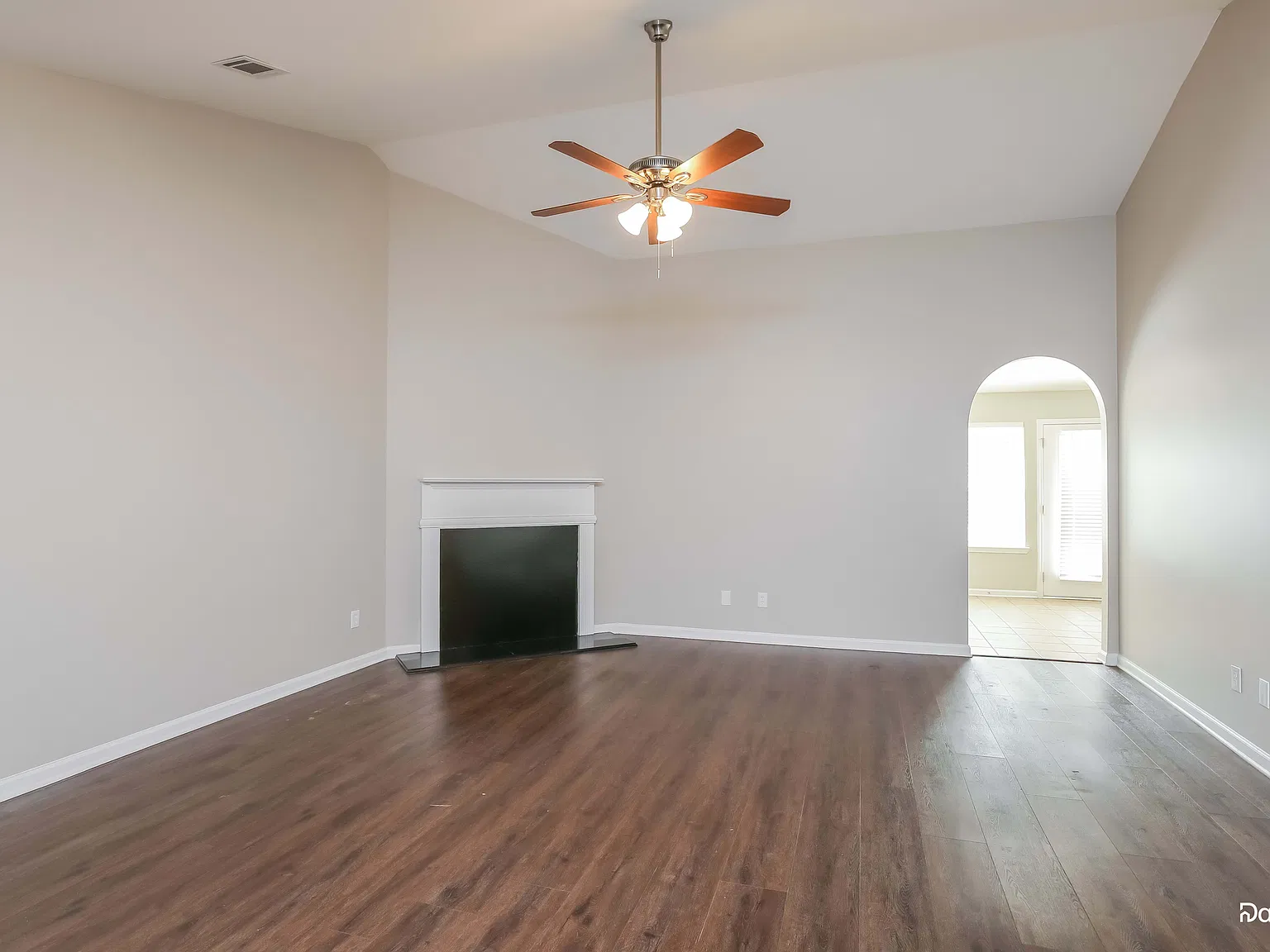 4 bed, 2.0 bath, 2297 sqft, $2,520 — Photo 4