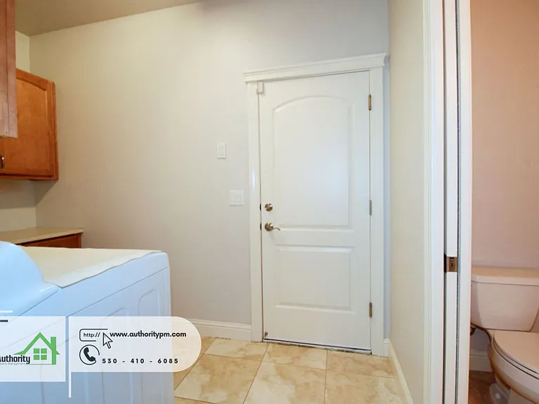 2052 Hedgerow Ave — Photo 25