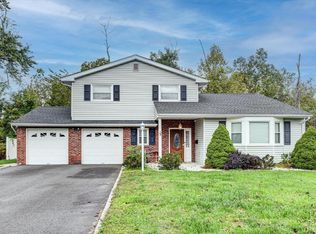 5 Weiss Dr, Middlesex, NJ 08846