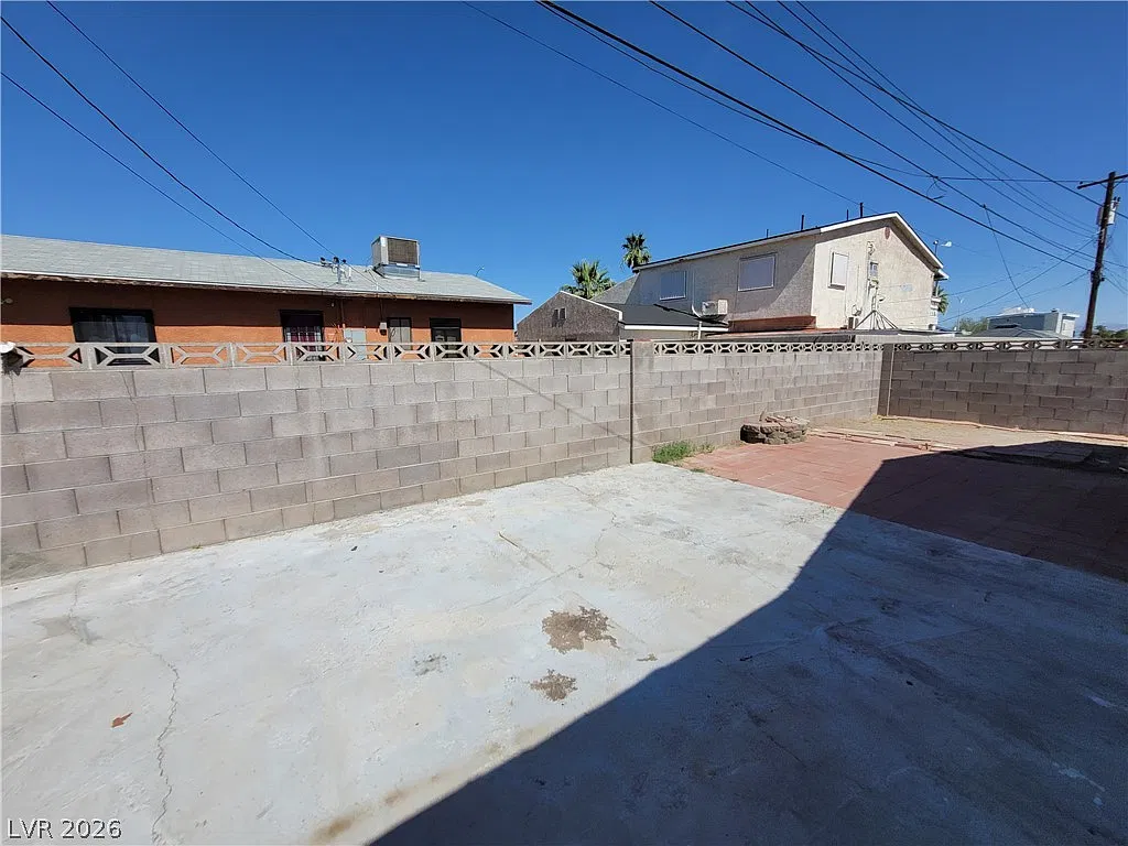 4 bed, 2.0 bath, 1050 sqft, $1,871 — Photo 4