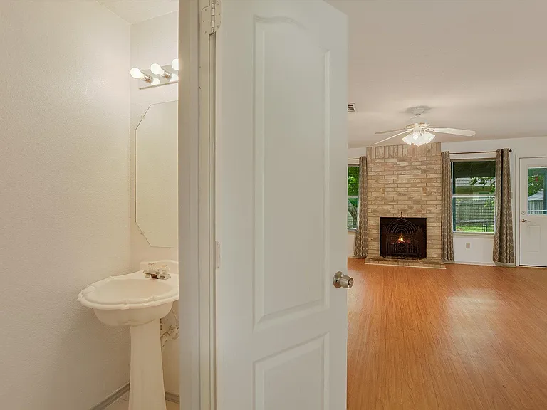 13917 Maricella Ln — Photo 17