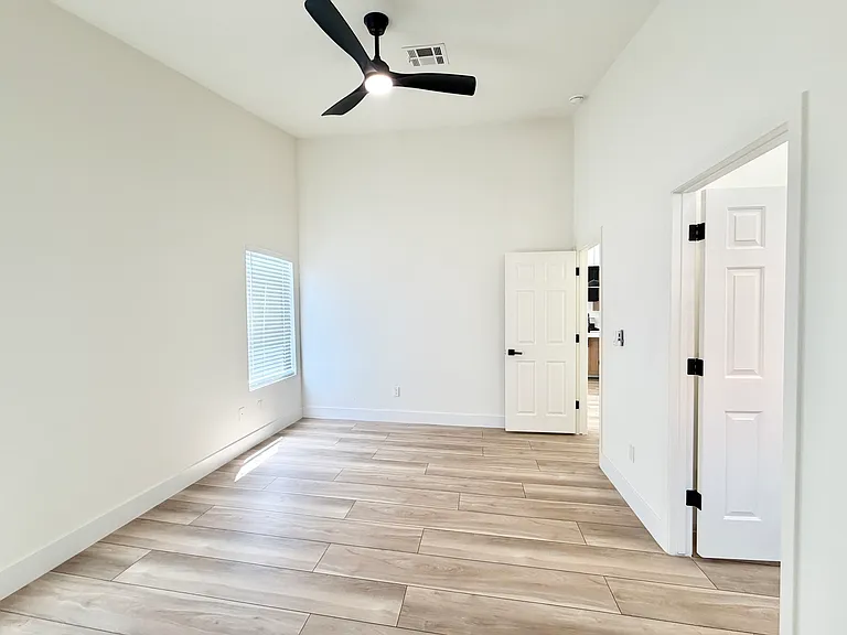 8221 Grassy Point Cir — Photo 16
