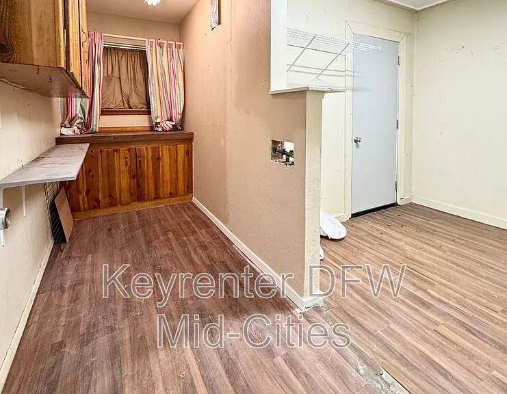 313 Robinhood Dr — Photo 8
