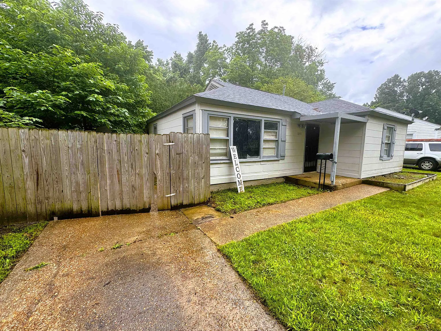3 bed, 1.0 bath, 1025 sqft, $1,300 — Photo 3