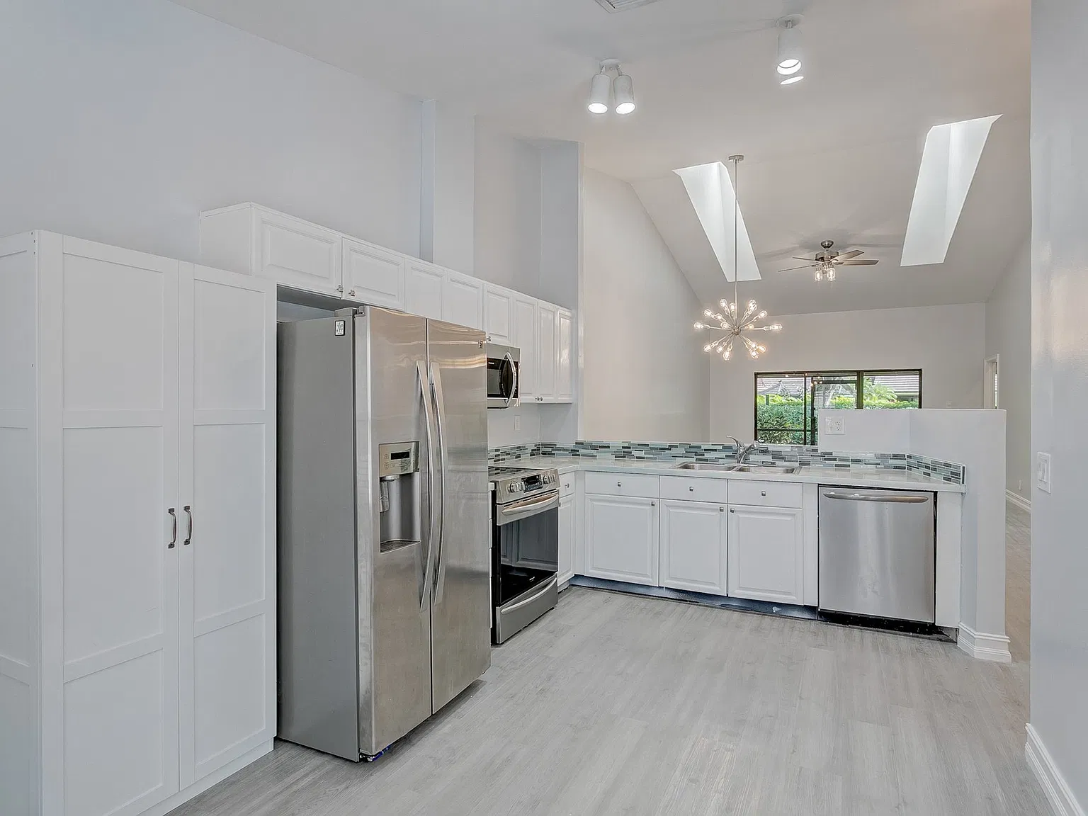 2 bed, 1211 sqft, $3,100 — Photo 3