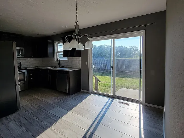 100 Hawthorn Ave — Photo 2