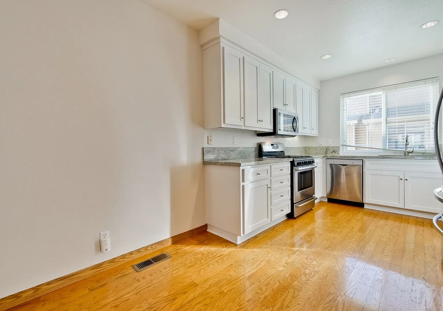 Large 3 Bed 3 Bath Townhouse - Remodeled Kitchen - Water Softener - Zero Deposit Option Available — Photo 2